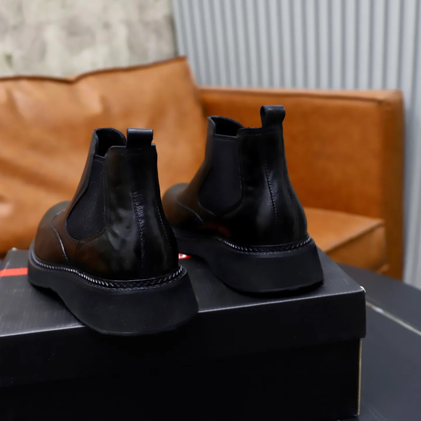 Ex-factory price: 680💰🙅‍♂️🙅‍♂️🙅‍♂️Fellow lining Cowhide lining Brand: PRADA Standard code: 38-44 (45 customized) Grade: Same style as the official website Material: Original high-grade cowhide surface Comfortable velvet lining Cowhide lining optional Non-slip soft wear-resistant outsole Style category: Men's fashionable casual boots Distinguished luxury brand elements Top luxury color: actual picture color